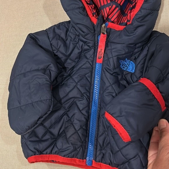The North Face Baby Navy and Red Reversible Puffer Infant - Picture 3 of 13